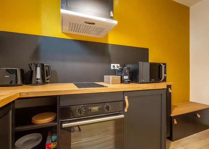 Tropical Escape Near Center Fiber Netflix * Монлюсон